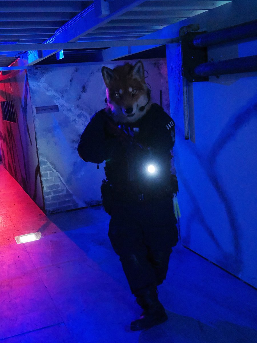 warwolf9001's tweet photo. ーこちらエントリーチーム。これより捜索を開始するー

#創造トリアノン
#WerewolfWednesday 
#着ぐサバ撮会

📸 Photo by @wolfish_garou https://t.co/OEg2TKqKi8