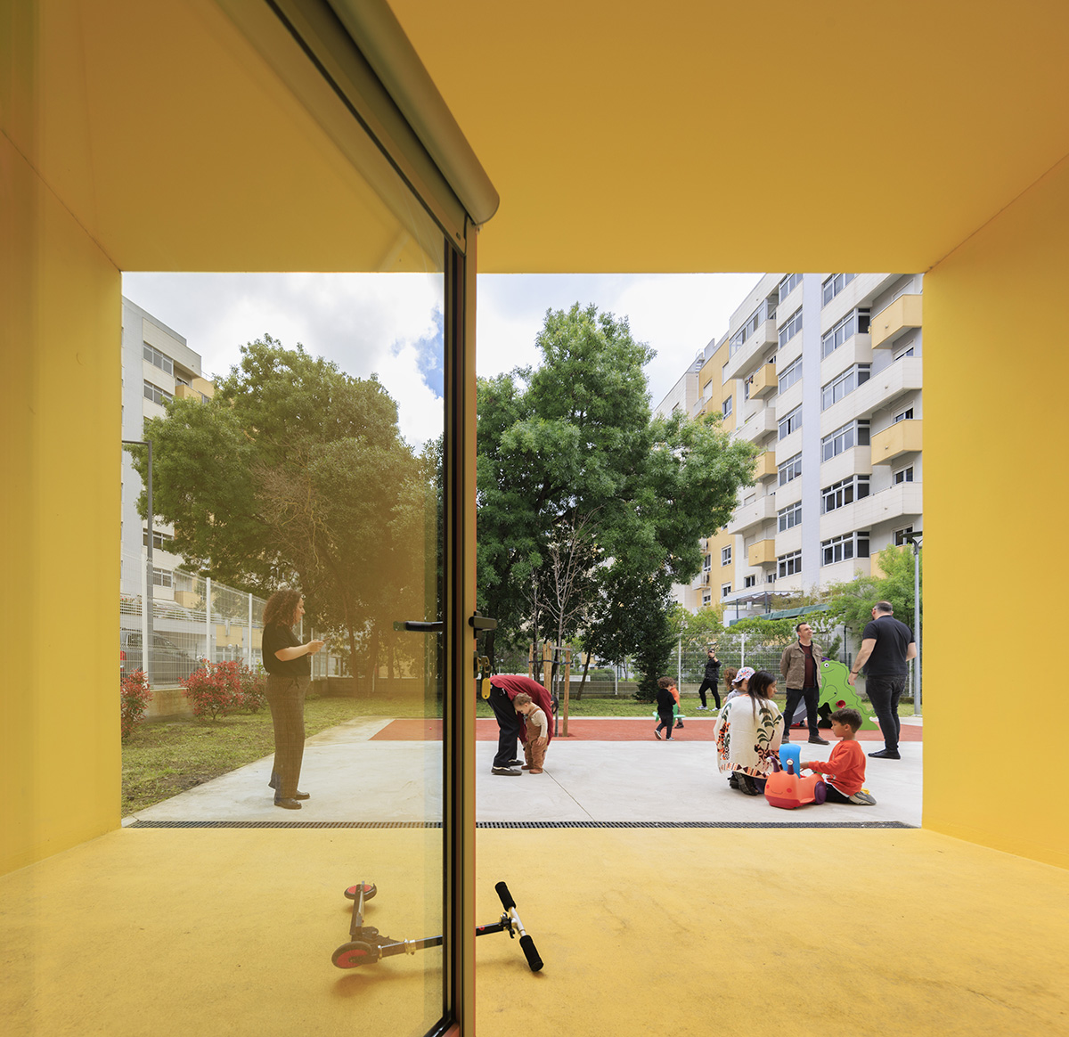 Summary built four modular kindergartens featuring colourful façades in Lisbon: worldarchitecture.org/architecture-n… #architecture