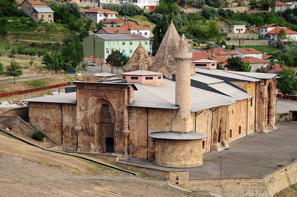 TÜRK MİMARİ ŞAHESERLERİ

Beylikler Dönemi - Mengücekliler - 1

Divriği Ulu Camii / Sivas
UNESCO Dünya Kültür Miras Listesi'nde yer alan ve 'Anadolu'nun Elhamrası' olarak görülen Divriği Ulu Cami ve Darüşşifası, Anadolu geleneksel taş işçiliğinin önemli örneklerinden biridir.
🔽