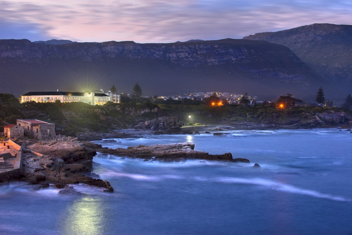 Enjoy a journey of wine and food pairing evenings at The Marine Hotel in Hermanus. Head Chef Olof Vorster will prepare a special 5-course menu paired with wines to be presented by the winemaker at each event 🍽️🍷🇿🇦 restaurants.co.za/news/enjoy-a-j… #Hermanus @McGrathHotels