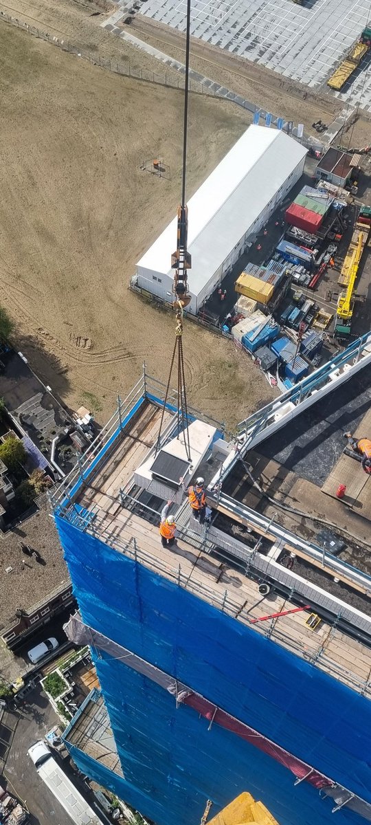AdVroege's tweet photo. #Utrecht En ook voor de slechtvalk wordt een mooi verblijf geplaatst hier op Wonderwoods. Hij krijgt een mooi uitzicht hier vanaf de dakrand op zo'n 110 mtr. https://t.co/aqqy0DDxpU