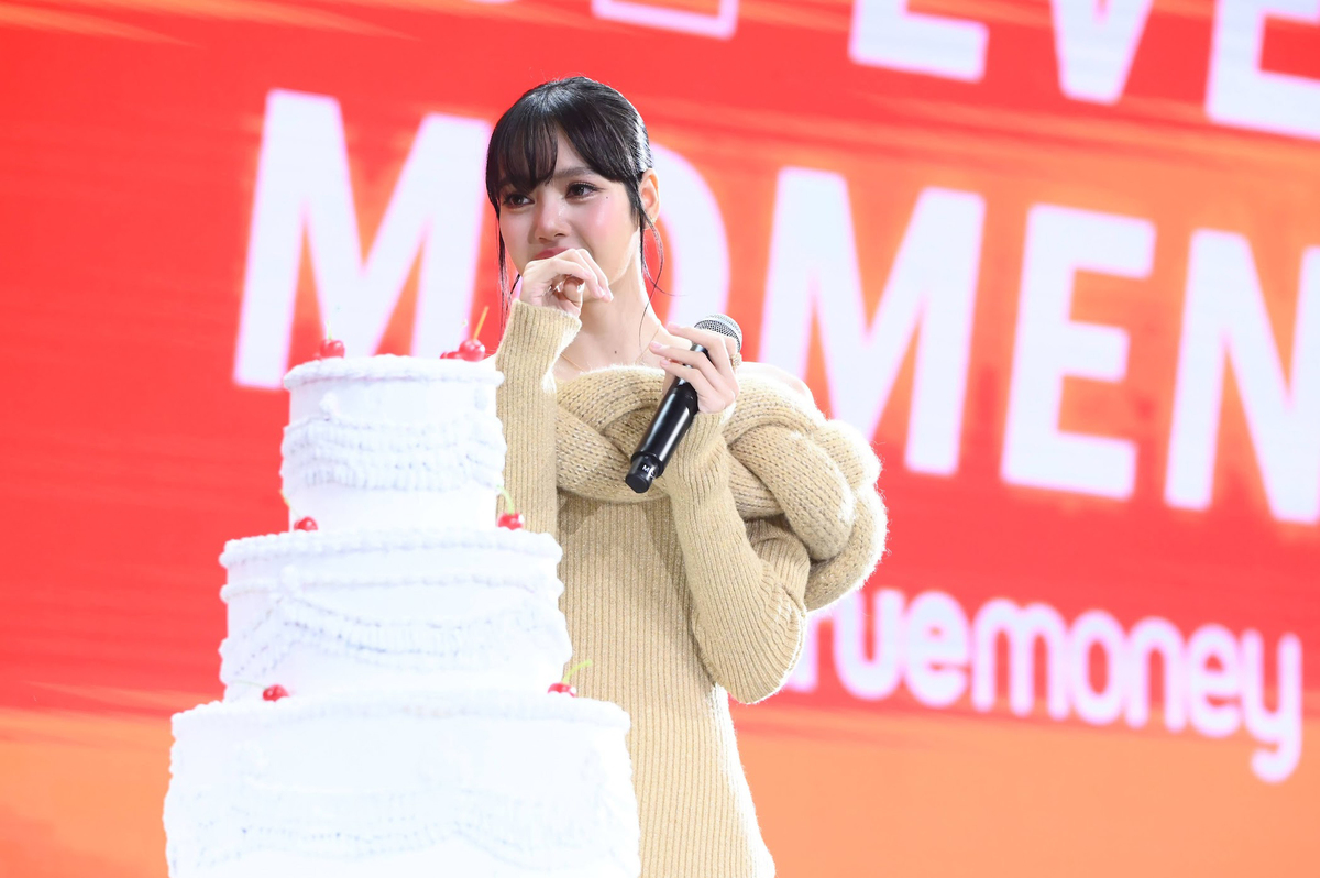 taimtaim21's tweet photo. “บลิ้งค์”ไทยสุดฟิน “ลิซ่า” สาดความน่ารักดับร้อน ในงาน LISA FAN MEET-UP Ease Every Moment with TrueMoney พร้อมเซอร์ไพรส์สุดซึ้งสมความคิดถึง
#Chapter27WithLalisa
#AllRounderLisaDay
#LISATrueMoneyFanMeetUp
#LISA #LALISA #리사 #LLOUD
#lisawithtruemoney https://t.co/PzHdUu1wvP