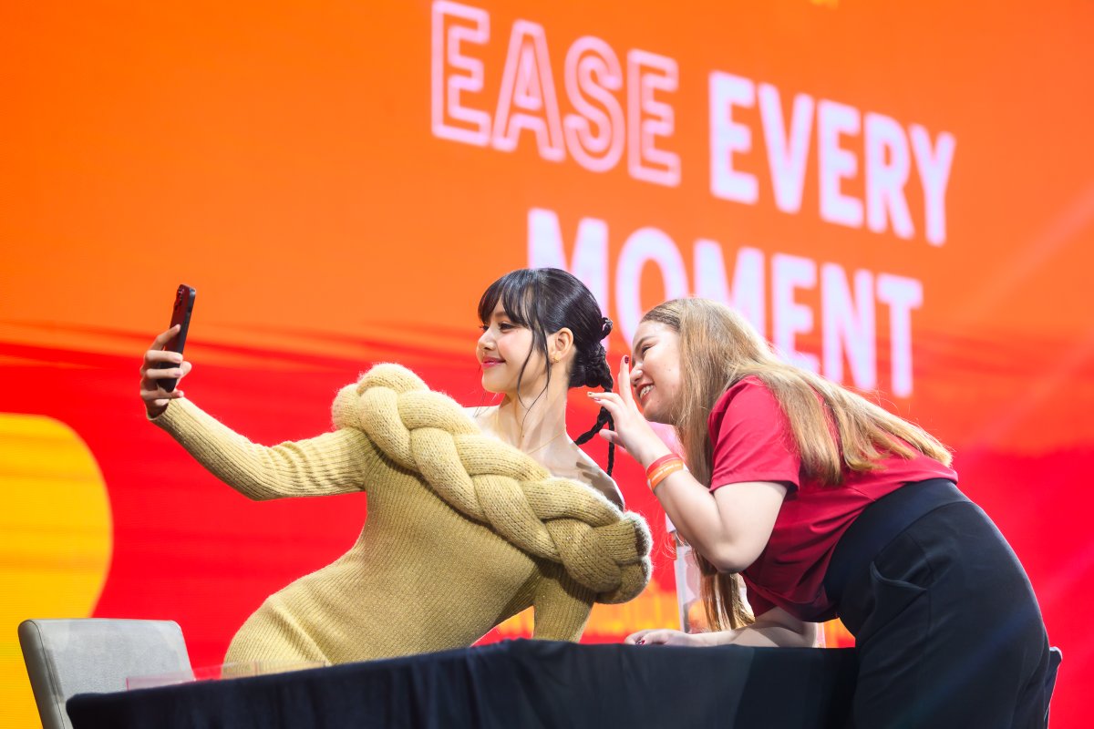taimtaim21's tweet photo. “บลิ้งค์”ไทยสุดฟิน “ลิซ่า” สาดความน่ารักดับร้อน ในงาน LISA FAN MEET-UP Ease Every Moment with TrueMoney พร้อมเซอร์ไพรส์สุดซึ้งสมความคิดถึง
#Chapter27WithLalisa
#AllRounderLisaDay
#LISATrueMoneyFanMeetUp
#LISA #LALISA #리사 #LLOUD
#lisawithtruemoney https://t.co/PzHdUu1wvP