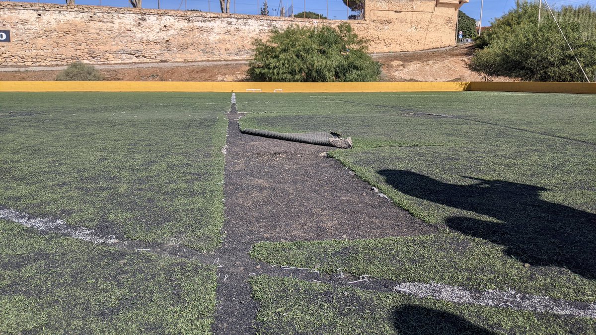 RTVEMelilla's tweet image. ⚽ El campo de fútbol de La Legión es para @SomosMelilla "un monumento a la desidia"

▪️Su diputado, @aminazmani, asegura tener constancia de, "al menos", 3 personas con lesiones por jugar aquí

▪️Recuerdan los 5 millones de euros presupuestados para instalaciones deportivas