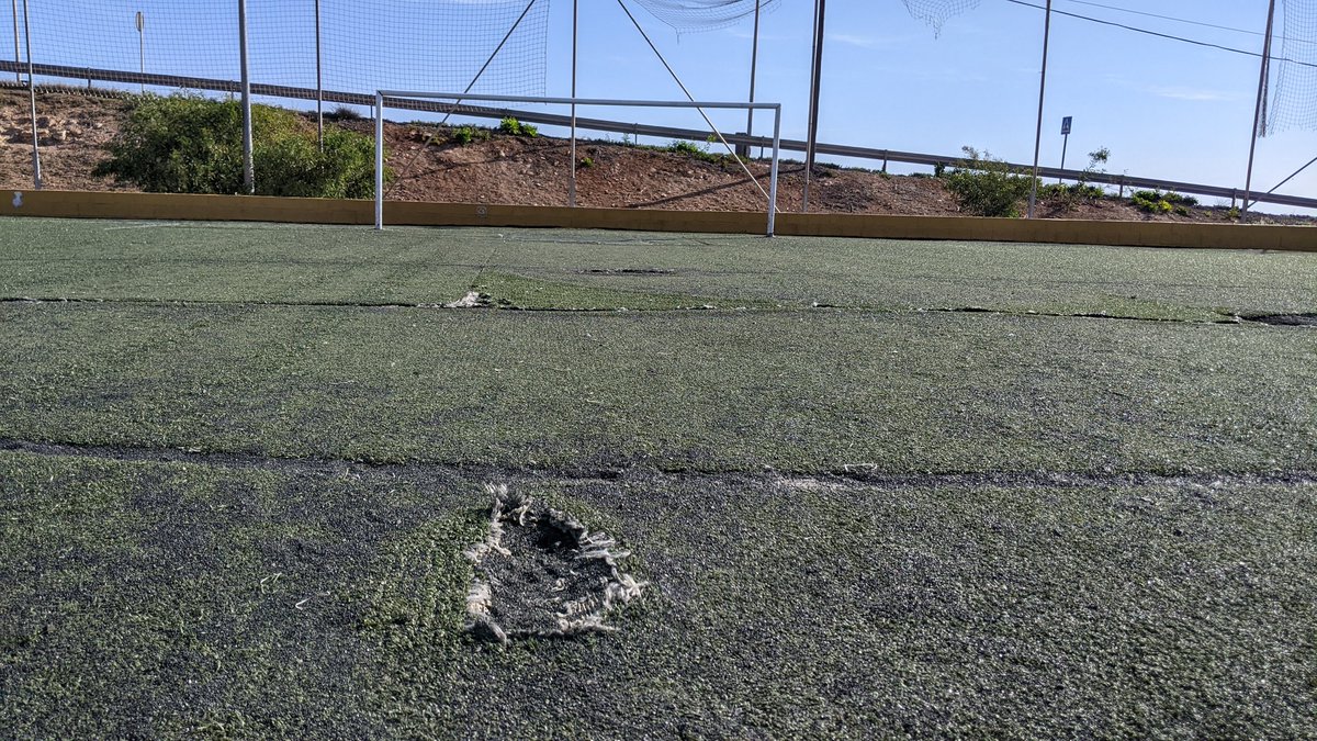 RTVEMelilla's tweet image. ⚽ El campo de fútbol de La Legión es para @SomosMelilla "un monumento a la desidia"

▪️Su diputado, @aminazmani, asegura tener constancia de, "al menos", 3 personas con lesiones por jugar aquí

▪️Recuerdan los 5 millones de euros presupuestados para instalaciones deportivas