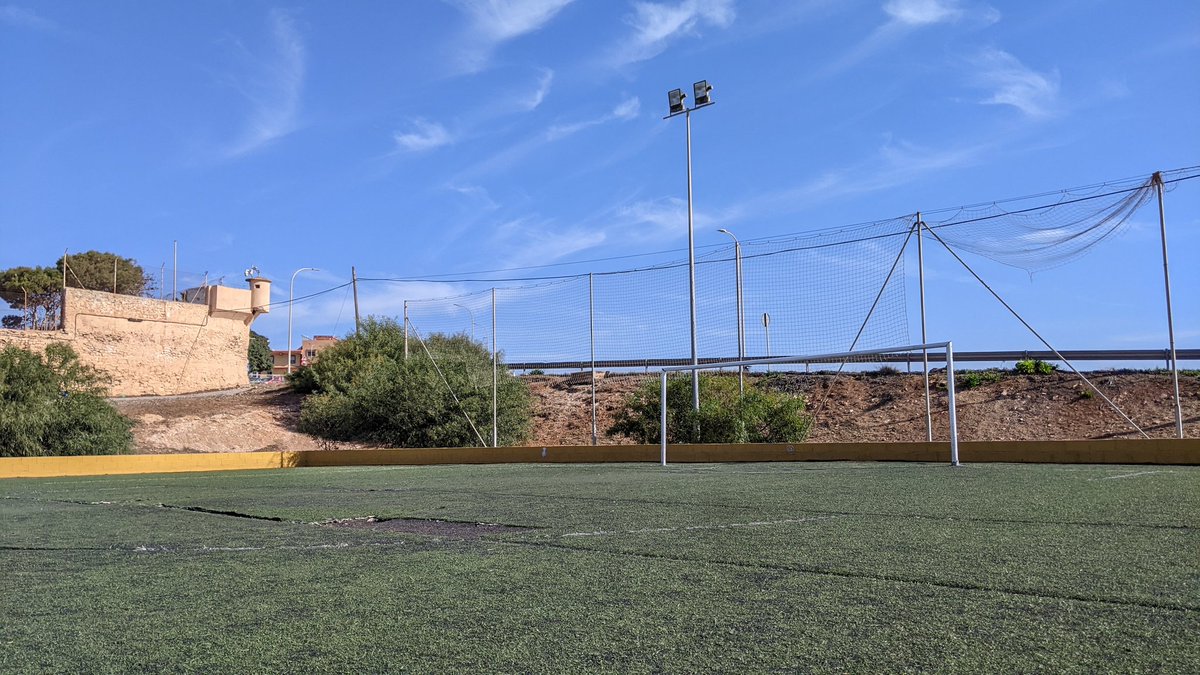 RTVEMelilla's tweet image. ⚽ El campo de fútbol de La Legión es para @SomosMelilla "un monumento a la desidia"

▪️Su diputado, @aminazmani, asegura tener constancia de, "al menos", 3 personas con lesiones por jugar aquí

▪️Recuerdan los 5 millones de euros presupuestados para instalaciones deportivas
