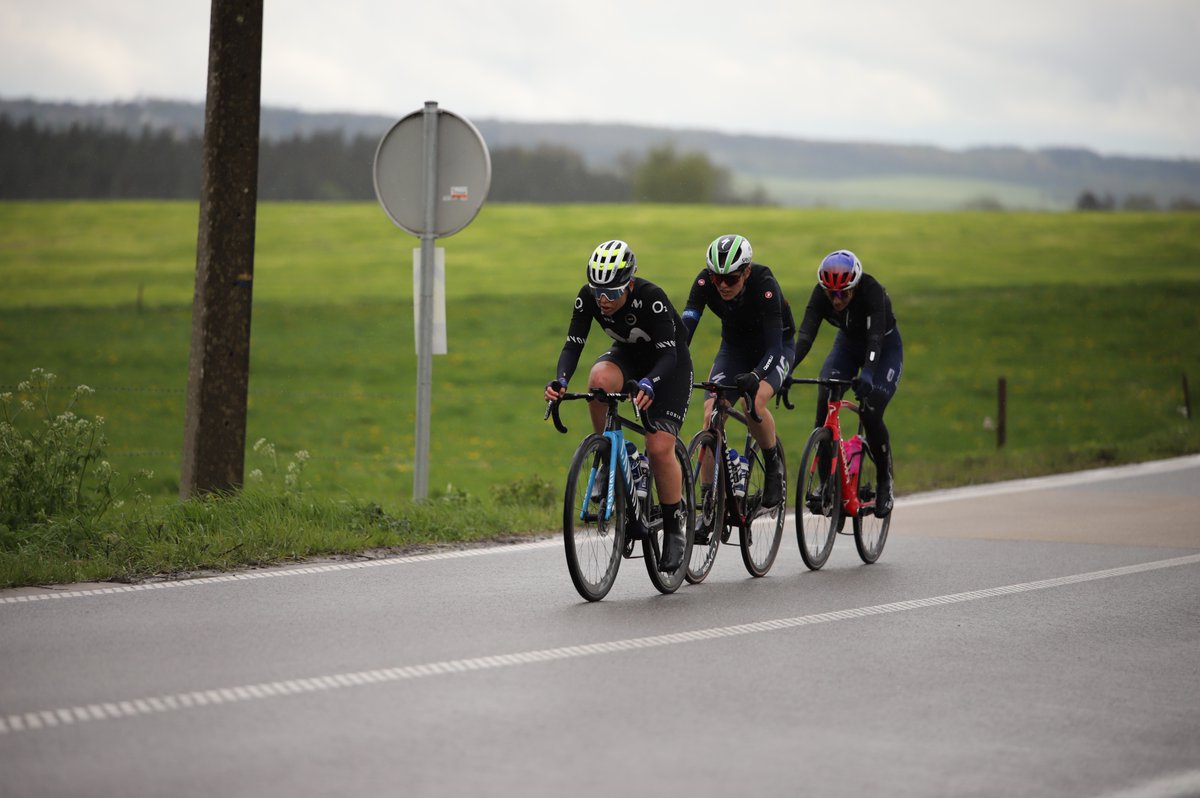 🇧🇪🙋🏼‍♀️ #FWwomen | @FlecheWallonne Camina mucho la fuga de @SamartinmartinA, que se presenta en el primer paso por Ereffe (🏁 45 km) con cerca de 5' sobre el pelotón de favoritas. 📺 Enseguida, la señal en directo de @Eurosport_ES 📸 Melissa Silva