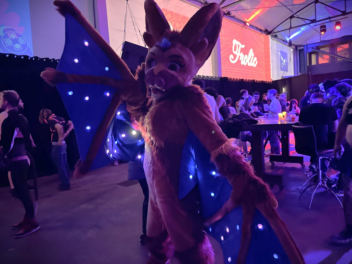 It's #BatAppreciationDay . You may appreciate me at your leisure. @FrolicParty 📸: rfoxtail on @furtrack