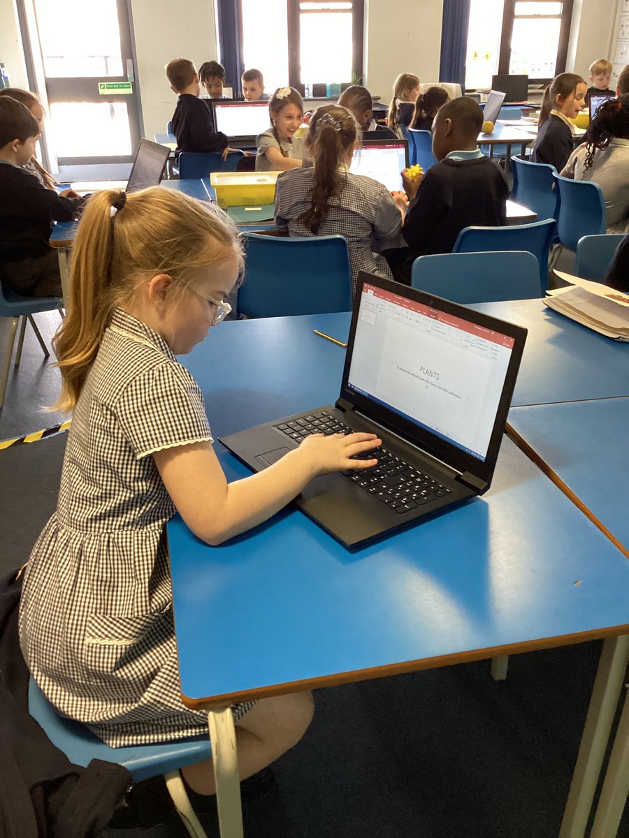 StSebsY3's tweet image. Y3 are tech wizards creating their own PowerPoints about plants in computing with their partners. #SebsComputing #SebsScience 💻🖱️🖥️⌨️