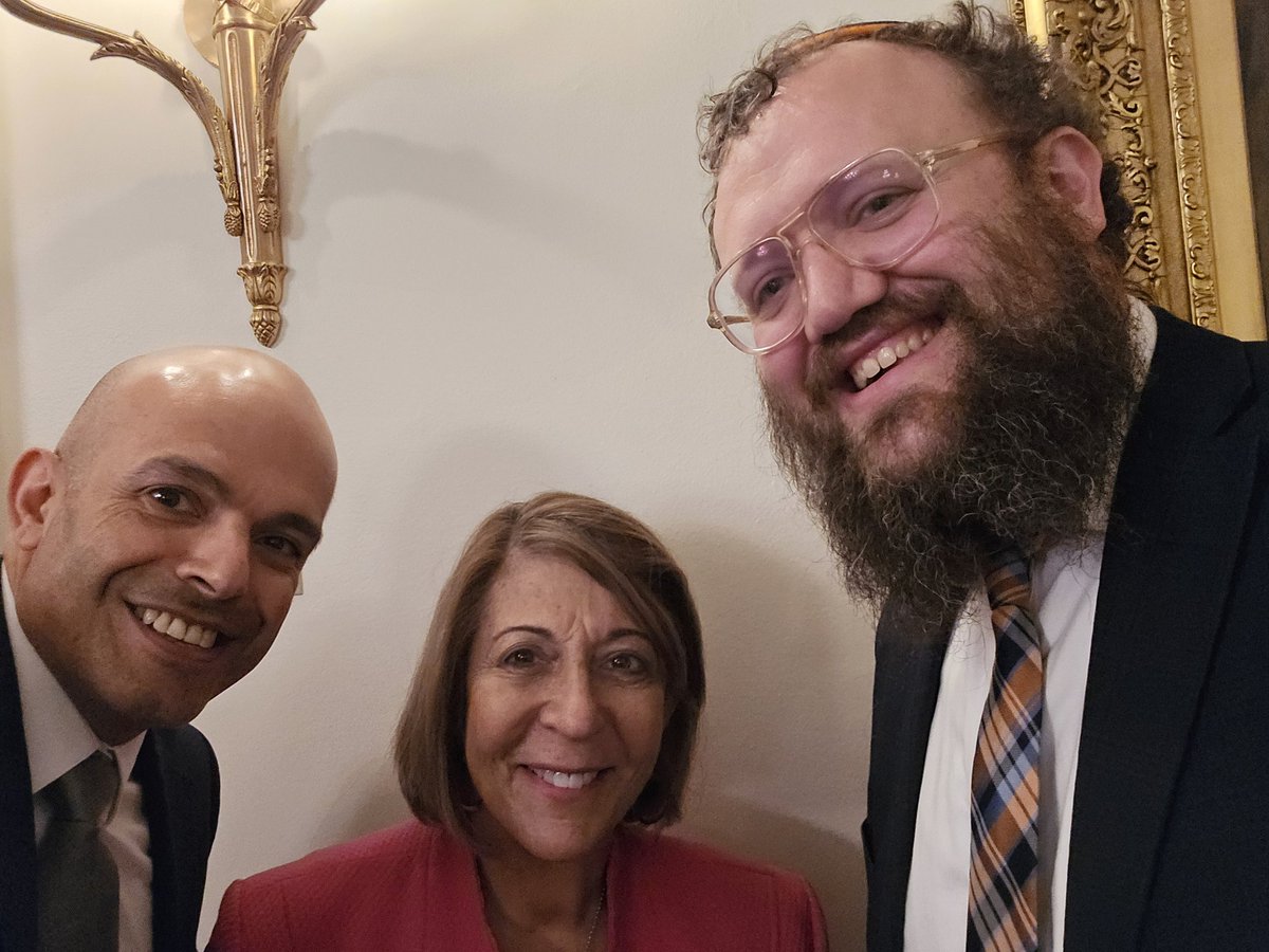 It was great to celebrate an early #Passover Seder with so many friends. Thank you, @GovPritzker, for hosting such a meaningful evening!