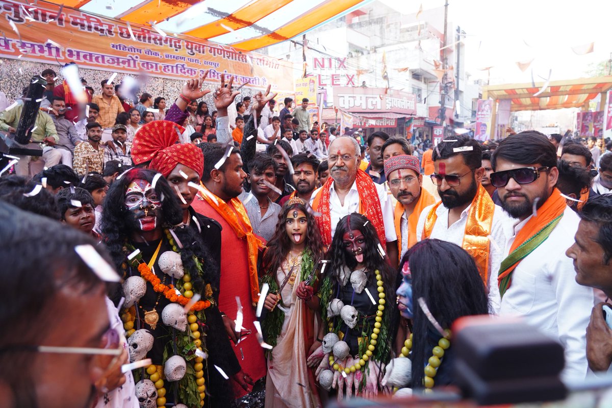 शक्ति आराधना हमारी सनातनी सांस्कृतिक परम्परा का अभिन्न अंग है। आज नवमी के अवसर पर कंकाली तालाब और छुइयां तालाब में जोत-जवारा दर्शन एवं विसर्जन यात्रा में माता का आशीर्वाद लिया और छत्तीसगढ़ की खुशहाली की कामना की। 🚩जय माता दी 🚩