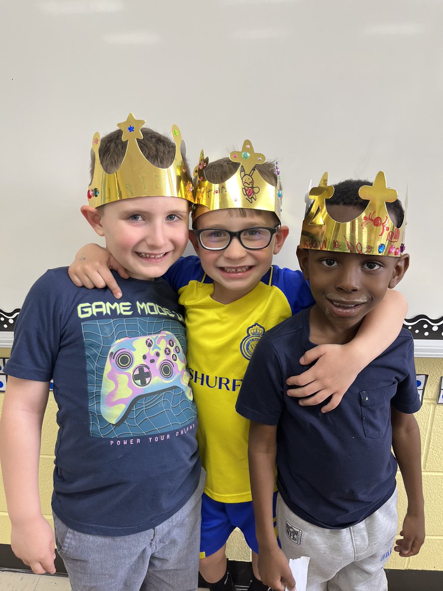 CKLA all about kings/queens! Making our own royal crowns! #d123