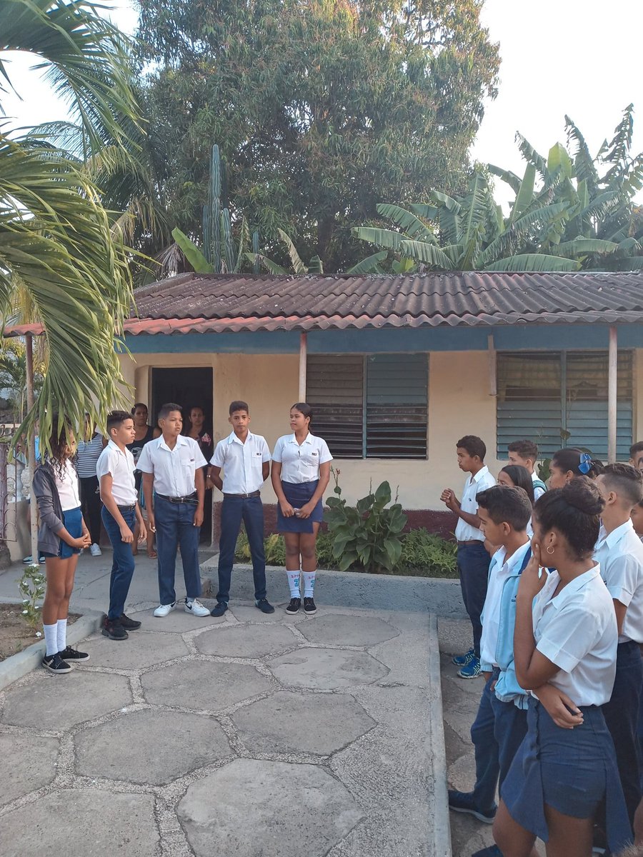 JorgeMolin58659's tweet photo. Aqui la nueva generacion haciendo gala de eventos que se realizan en nuestro IE#VivaLaEducación#CubaViveEn SuHitoria#Girón Victorioso, el @AbelPrieto11 @centrofidel @cubadebatecu @CubaMined @CubaMINREX @DiazCanelB @dpestgo @hechavarr4 @MurciaRelvis https://t.co/gJksz0as6Q