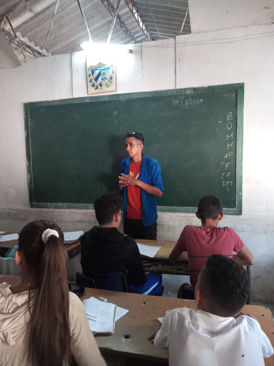JorgeMolin58659's tweet photo. Aqui la nueva generacion haciendo gala de eventos que se realizan en nuestro IE#VivaLaEducación#CubaViveEn SuHitoria#Girón Victorioso, el @AbelPrieto11 @centrofidel @cubadebatecu @CubaMined @CubaMINREX @DiazCanelB @dpestgo @hechavarr4 @MurciaRelvis https://t.co/gJksz0as6Q