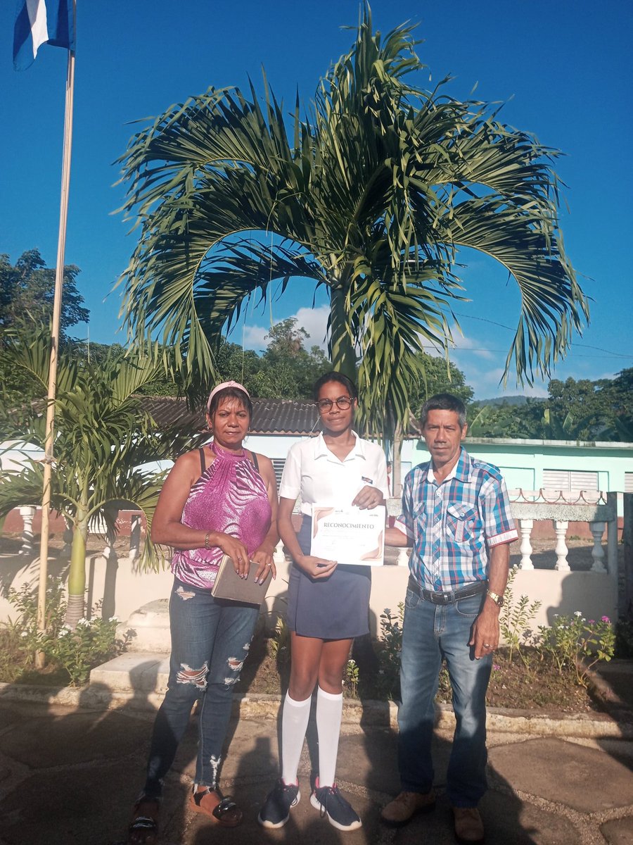 JorgeMolin58659's tweet photo. Aqui la nueva generacion haciendo gala de eventos que se realizan en nuestro IE#VivaLaEducación#CubaViveEn SuHitoria#Girón Victorioso, el @AbelPrieto11 @centrofidel @cubadebatecu @CubaMined @CubaMINREX @DiazCanelB @dpestgo @hechavarr4 @MurciaRelvis https://t.co/gJksz0as6Q