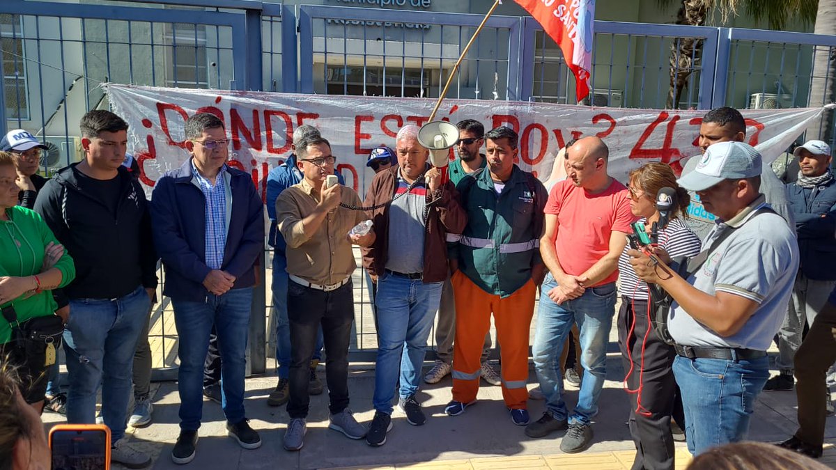 gmonzonchaco's tweet photo. Acompañando la lucha de los trabajadores y trabajadoras que fueron despedidos injustamente. 
Siempre estaremos junto a ustedes. https://t.co/CY70ahwqjo