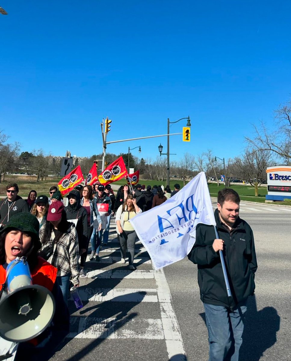 BresciaFaculty's tweet photo. Solidarity forever with @PSAC610 https://t.co/U4JzTQZOaf