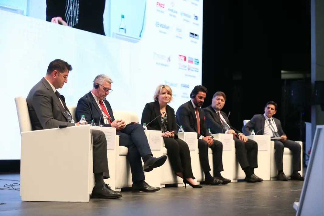 ostimosb's tweet photo. ICDDA’24 etkinliğinin ilk konferansı Uluslararası Havacılık ve Uzay Sektöründe KOBİ’lerin Yeri başlığında TUSAŞ Tedarik ve Sanayileşme Başkanı Serdar Özpolat’ın moderatörlüğünde düzenlendi. @ostimsavunma @TUSAS_TR @Airbus @BoeingAirplanes @turksat @TurkishAirlines #ostim #icdda https://t.co/X5dRuD7oLs