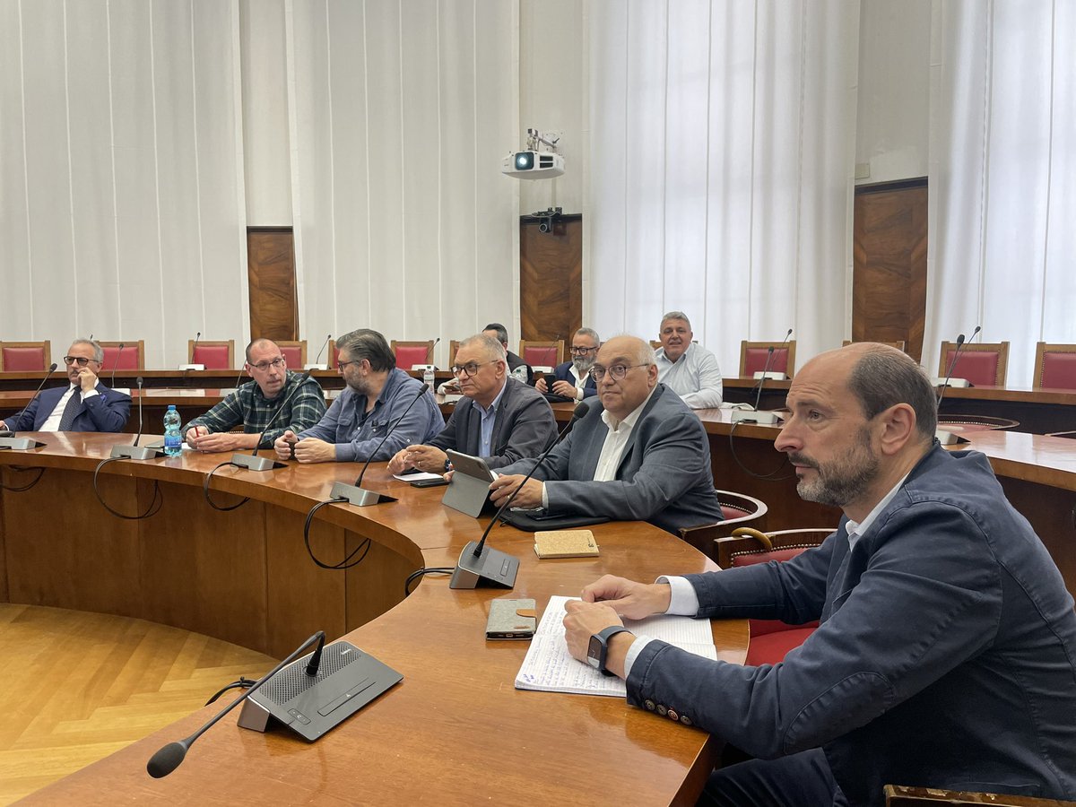 FIMCislStampa's tweet photo. Incontro #Baomarc ex-Honeywell (CH) - azienda cinese prima fornitrice di acciaio piano del gruppo #Stellantis, nel 2018 firma accordo nell’allora MiSE, ricevette a 1€ il capannone ex-Honeywell a fronte di di 162 assunzioni, ad oggi assunti appena 70 lavoratori https://t.co/ciinWzz3Ho