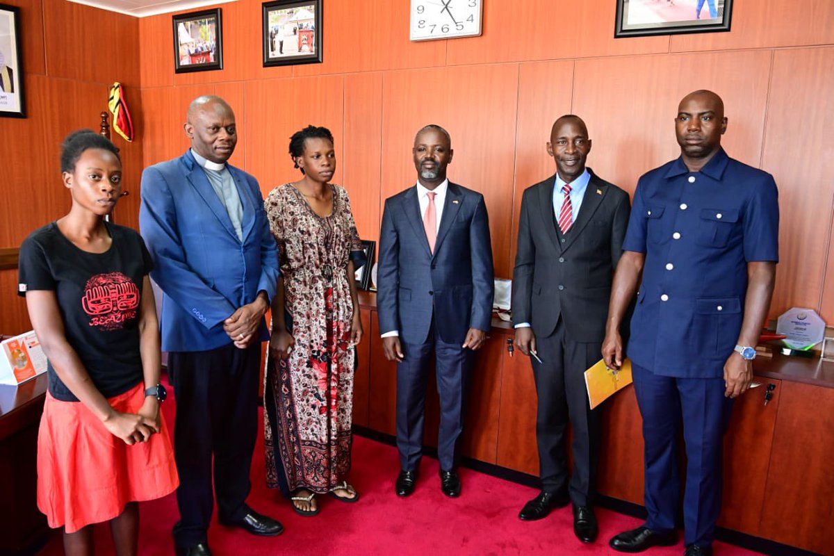 Thomas_Tayebwa's tweet photo. This afternoon, I met with Esther Lubunde, accompanied by her father, sister, and lawyers, the lady who was misled to believe that I was involved in her ongoing land disputes, as shown in a viral video. She graciously apologized after realizing that I have no connection to the Tayebwa in whose name the land under contention is registered. While I have accepted her apology, I kindly request the public to refrain from spreading unfounded and malicious messages about individuals they do not know. While my reputation has been irreparably damaged, at least Esther can now find peace knowing that I had no involvement in her situation. I would like to express gratitude to friends who helped me obtain her contact following my passionate plea yesterday.