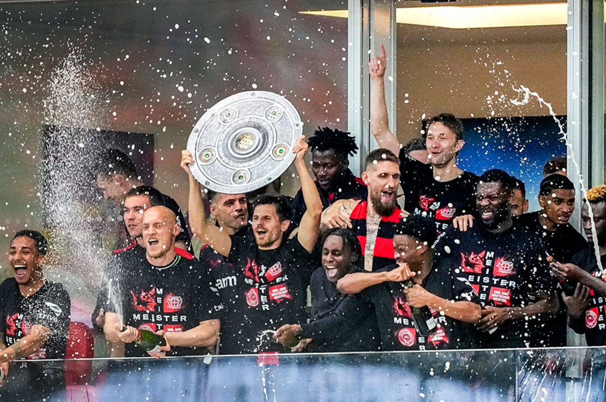 “Kisah Bayer Leverkusen Menang Bundesliga Selepas 120 tahun.” Rela ku menunggumu seribu tahun lama lagi. Itulah boleh digambarkan tentang kejayaan Bayer Leverkusen jadi juara Bundesliga selepas 120 tahun. Lagi menarik adalah deme berjaya tamatkan dominasi 11 tahun Bayern Munich.