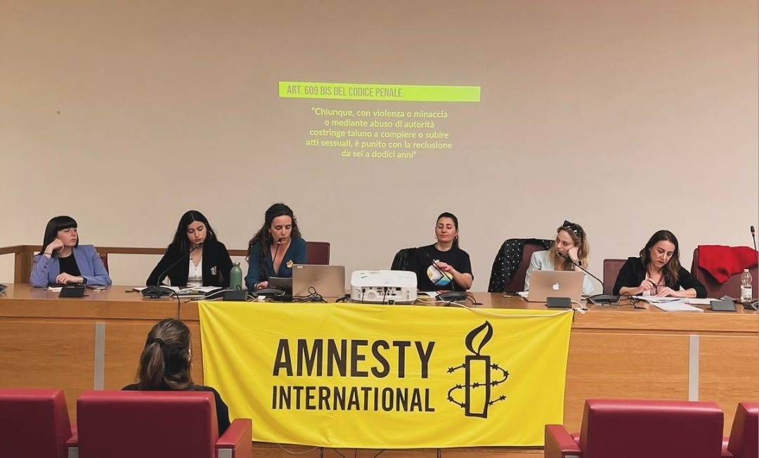 AmnestyLazio's tweet photo. Ieri la Facoltà di Giurisprudenza dell'Università La Sapienza si è colorata di giallo! 💛

🗣️Abbiamo parlato di consenso, della tutela legale delle persone vittime di violenza sessuale e della giurisprudenza sul tema. https://t.co/OwdJgbdZzZ