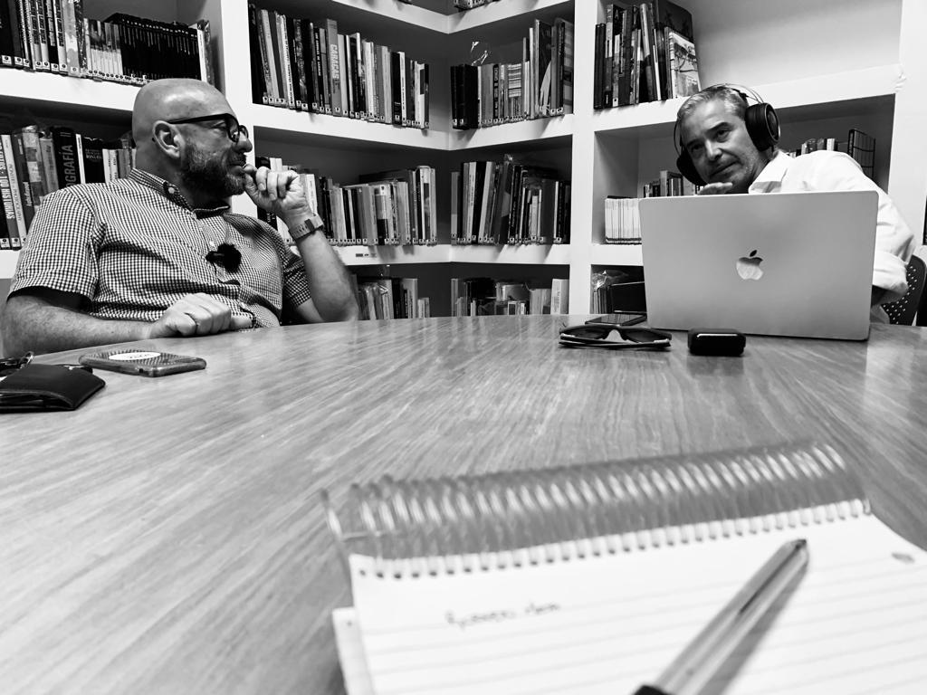 (2/3)
Esta nueva alianza entre Trama University y el #ArchivoFotografíaUrbana que complementa una colaboración entre ambas partes que viene desarrollándose desde hace unos años, busca ofrecer nuevas perspectivas...

Foto Roberto Mata en entrevista con <a href="/luislaurino/">Luis Lauriño</a>