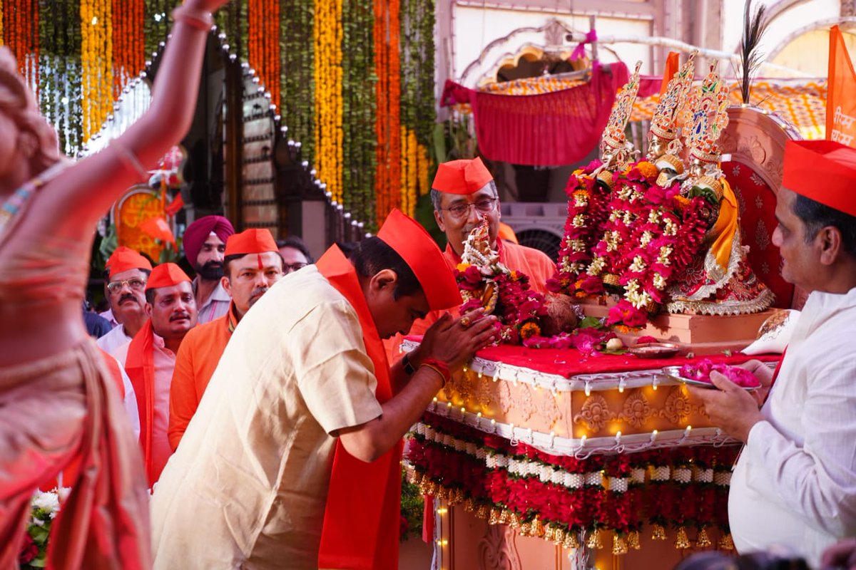 Nitin Gadkari, BJP Candidate & Vikas Thakre, Congress Candidate, were present at a time along with DyCM Devendra Fadnavis at Poddareshwar Ram Mandir to mark beginning of historic Shobhayatra. Election campaign of Lok Sabha Election ended up today. Polling is on April 19. #Nagpur