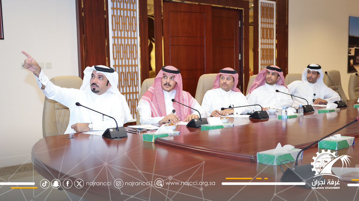 najrancci's tweet photo. أمين عام #غرفة_نجران د. خالد بن محمد آل دجنه يستقبل بمكتبه عميد معهد الدراسات والخدمات الاستشارية د. محمد عوض ابوحسين وفريق معهد الدراسات بـ #جامعة_نجران. تم خلال اللقاء مناقشة تفعيل التعاون المشترك بين الطرفين لخدمة قطاع المال والأعمال بالمنطقة وبما يحقق رؤية 2030.
#نجران_الان https://t.co/Di8xT8rqiW