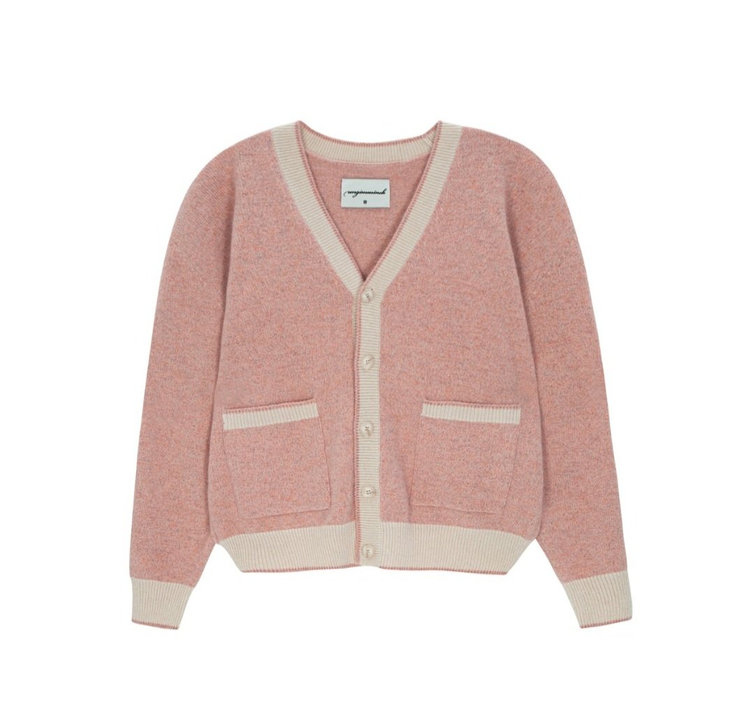 #로운 아이소이 재팬 가디건 착장

UNGIMMICK (언지미크)
Alpaca Color Block Cardigan - Pink

₩280,000

🔗ungimmick.com/product/alpaca…

 #ROWOON #ロウン