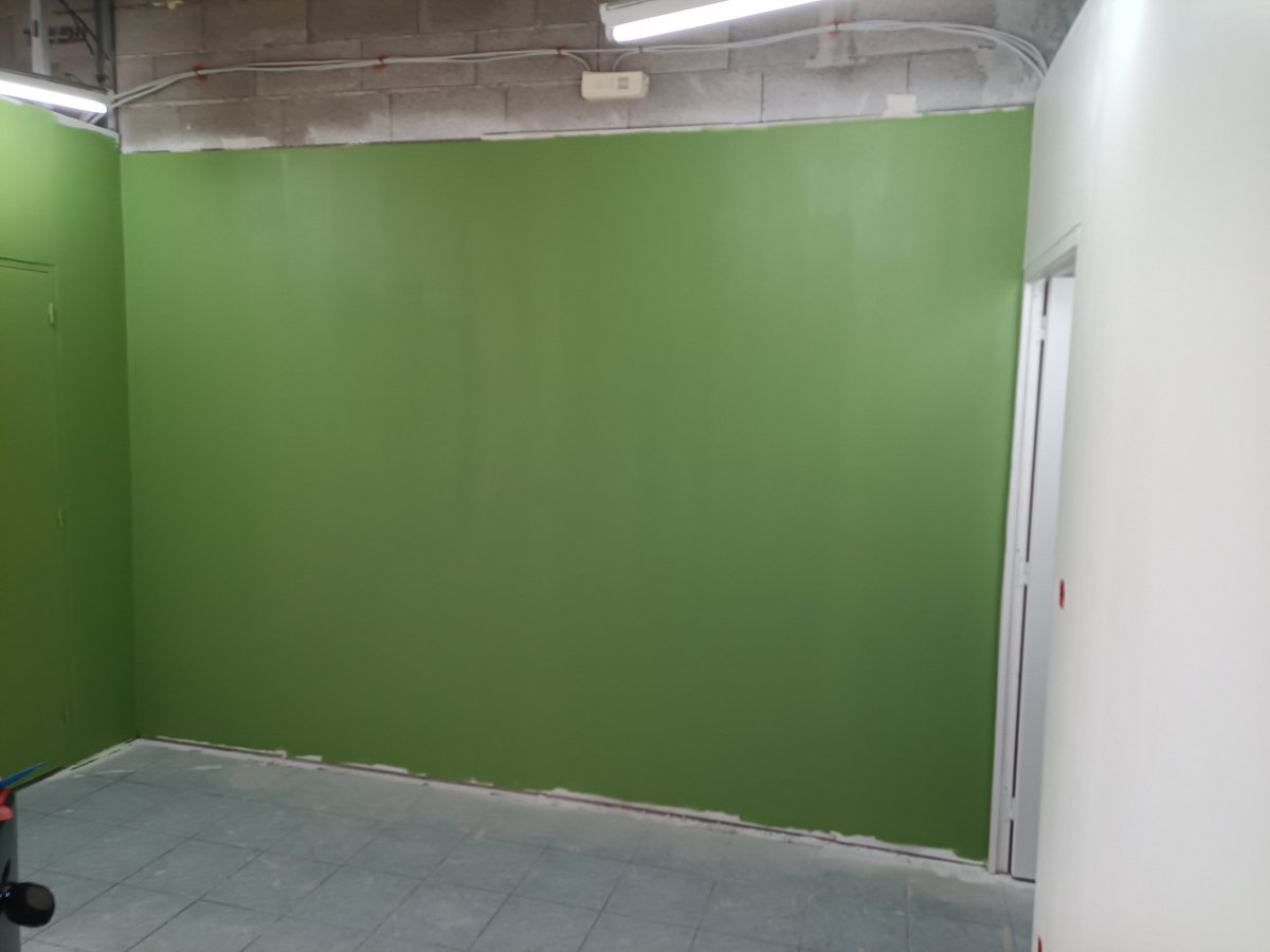 Aujourd'hui la peinture claire est terminée et on attaque le vert #ReptiGo !

#Datacenter #RG2 #Association