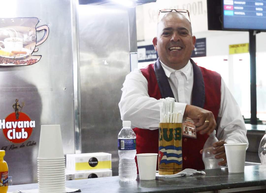 LaCACSA's tweet photo. ✈️ | Los salones VIP de nuestros aeropuertos internacionales le ofrecen la tranquilidad  y confort que usted necesita. Puede reservar contactando directamente con el aeropuerto por el cual viajará. 🙌✈️🇨🇺
.
.
#AviaciónCubana ✈️🇨🇺 https://t.co/OGCpo0ge6d