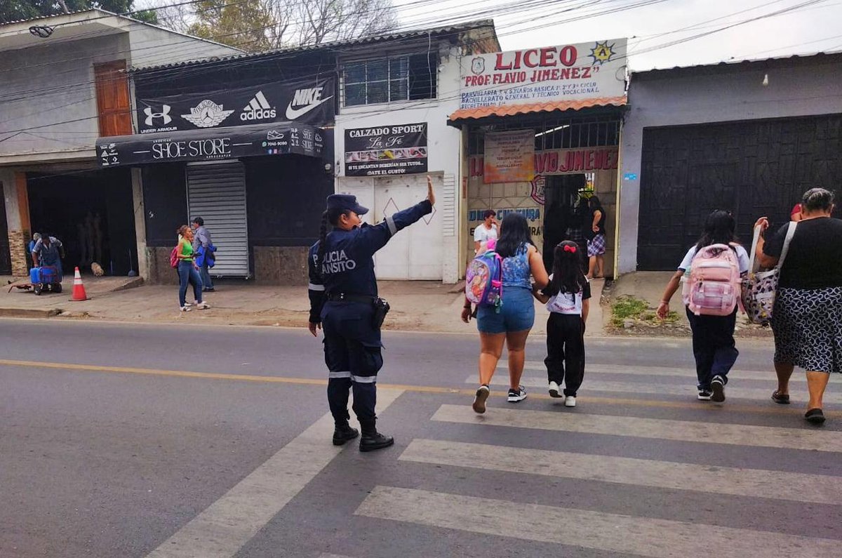 En diferentes centros educativos de Ahuachapán, la División de Tránsito prioriza el paso peatonal de la comunidad estudiantil para evitar que sean víctimas de percances viales.

#PlanControlTerritorial