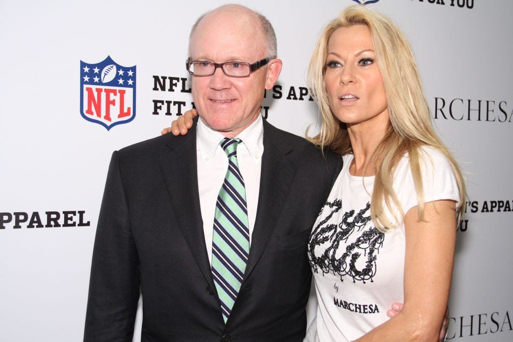 JuddLegum's tweet image. 6. Woody and Suzanne Johnson: $1,612,600

✅Heir to the Johnson &amp;amp; Johnson fortune

✅ Engaged in $300 million tax avoidance scheme

✅ As Trump's ambassador to the UK, pressured the gov't to move the British Open to a Trump golf course

✅ According to Inspector General made…