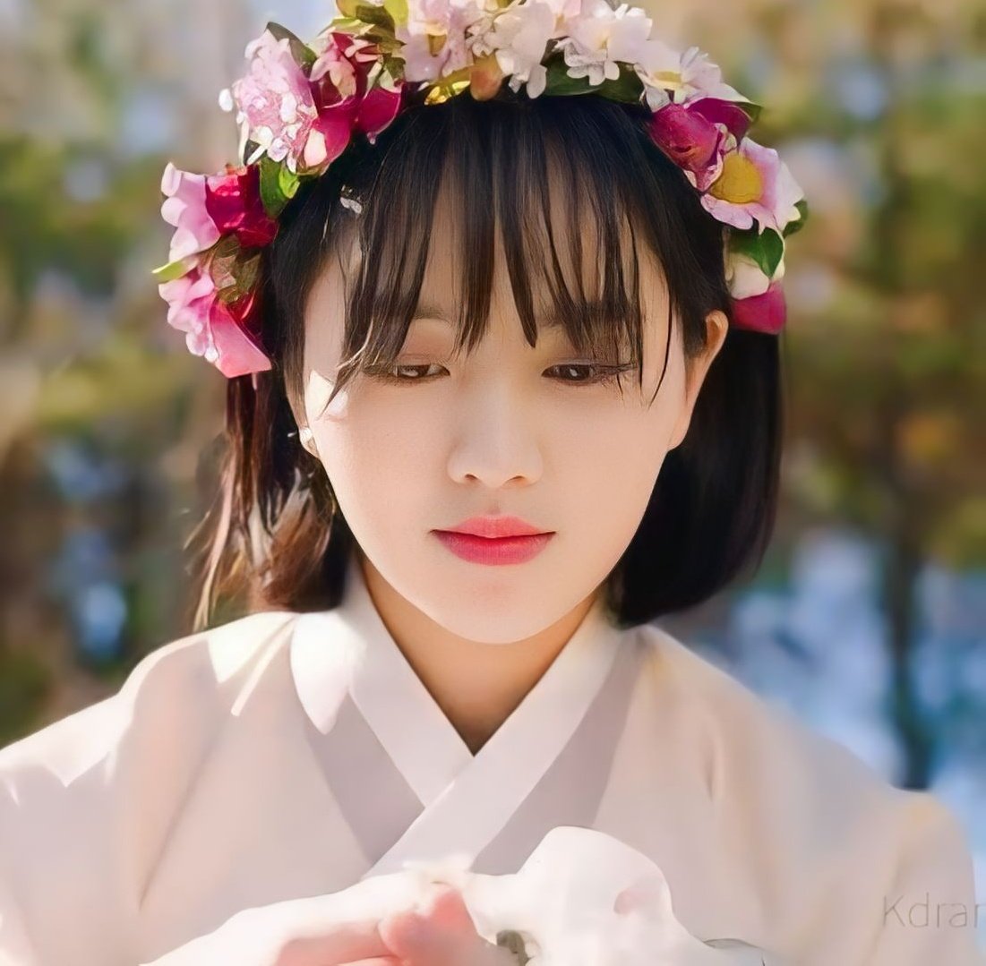 sohyun + flowers = ❀perfect combo❀ #KimSoHyun #김소현 #キム・ソヒョン