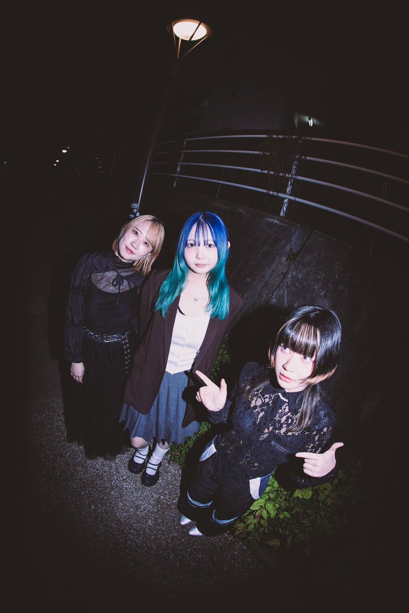 Morishita__mad's tweet photo. 取り急ぎ シトナユイさん「TINY LAND」リリースパーティー at 下北沢Adrift
ナナジュウハチのサポートでした！💎
メイク上手くいったので珍しく正面の顔を添えて(？)

そしてなんと激似と噂(光栄すぎ)のスーパーベーシスト #1日1ビート のもえかさん @_moeka1213_ と奇跡の対バン、、、
ちょっとびっくりするくらい似ている笑

対バンさんみんなかっこよすぎましたｱｹﾞ