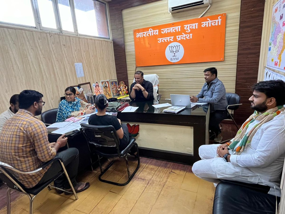 PranshuDutt's tweet photo. आज भाजपा प्रदेश कार्यालय पर युवा मोर्चा स्टेट मॉनिटरिंग टीम के साथ बैठक कर अभियानों व कार्यक्रमों की समीक्षा की https://t.co/Sn9ju3YtgH