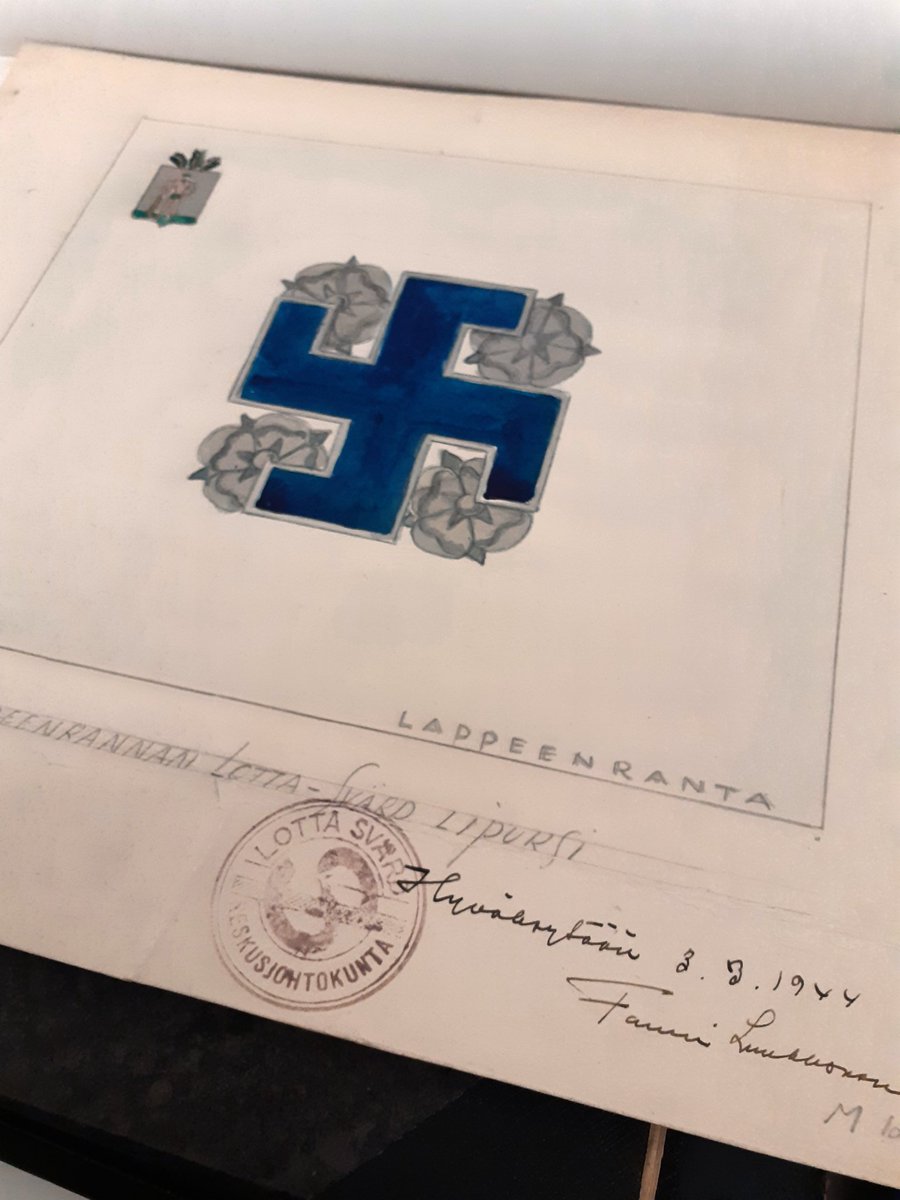 Lappeenrannan Lotta Svärd yhdistyksen lippusuunnitelma vuodelta 1944. Oikein Fannin hyväksymä. Ehtiköhän koskaan käyttöön. #LottaSvärd