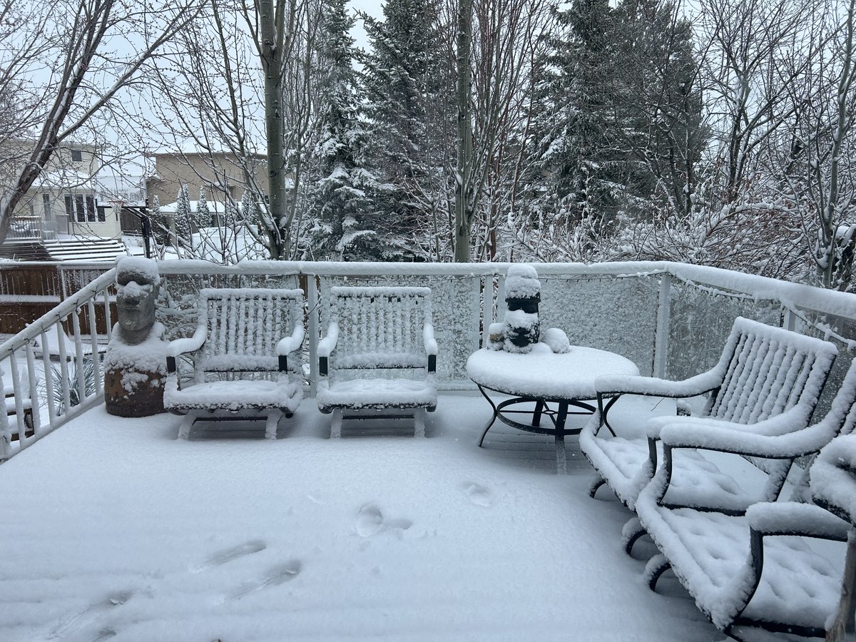 9 cm of sticky snow measured off the table (not an official measurement!) in east #saskatoon. Still snowing & winds are howling. Temp is 0C. Main roads are mostly melted but very slushy. #skstorm