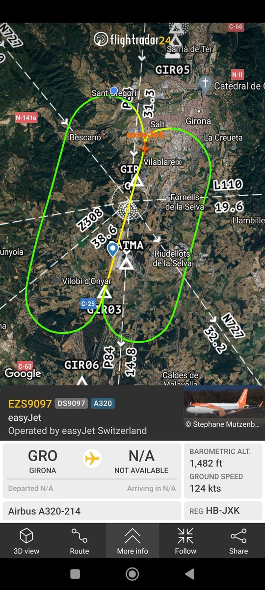 FlyAirMarc's tweet photo. Pràctiques de circuit a Girona #GRO #LEGE #EasyJet #transitaeri #AvGeek #aviationlovers @FlightradarCAT m'encanta com fan la volta on estem ara mateix, a Sant Gregori, és un angle interessant 😁 https://t.co/tA3wwZkKcs