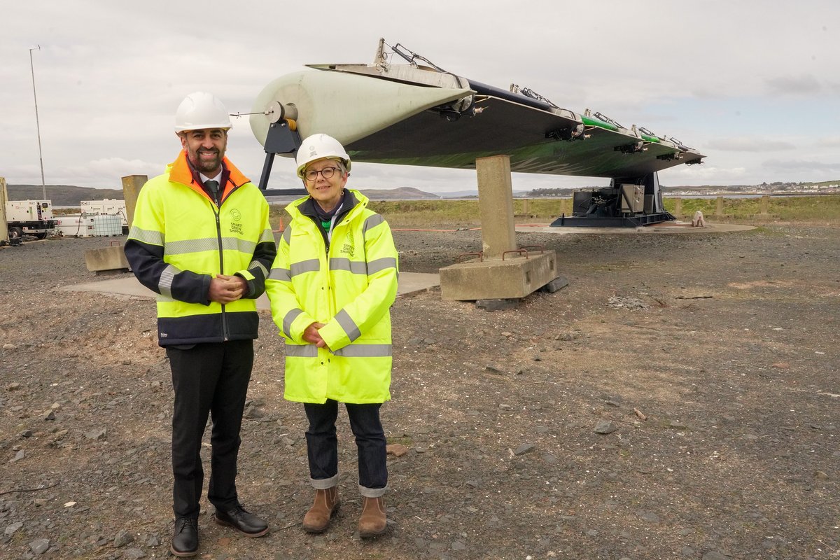 The @SmartGreenShip FastRig wingsail, which could help to decarbonise commercial shipping by saving up to 30% fuel per year, was launched by First Minister @HumzaYousaf in Ayrshire. @scotent provided £1.8 million towards its research and development. gov.scot/news/driving-g…