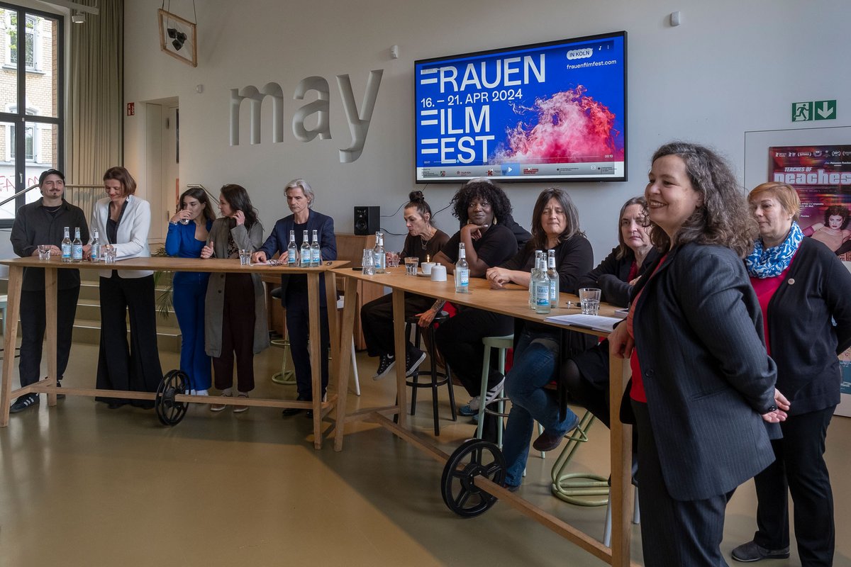 KickerinnenFilm's tweet photo. Toller Start des Internationalen @frauenfilmfest gestern in #Köln
Vorführung von KICKEN WIE EIN MÄDCHEN und Diskussion über #Frauenfußball und #Gleichberechtigung mit 180 Kindern und Jugendlichen, danach Pressekonferenz zum Thema #Geschlechtergerechtigeit im Film. https://t.co/lEr2mcC8D7