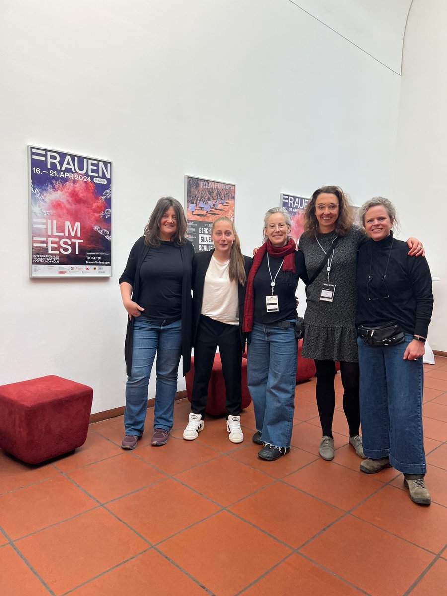 Toller Start des Internationalen <a href="/frauenfilmfest/">IFFF Dortmund+Köln</a> gestern in #Köln
Vorführung von KICKEN WIE EIN MÄDCHEN und Diskussion über #Frauenfußball und #Gleichberechtigung mit 180 Kindern und Jugendlichen, danach Pressekonferenz zum Thema #Geschlechtergerechtigeit im Film.