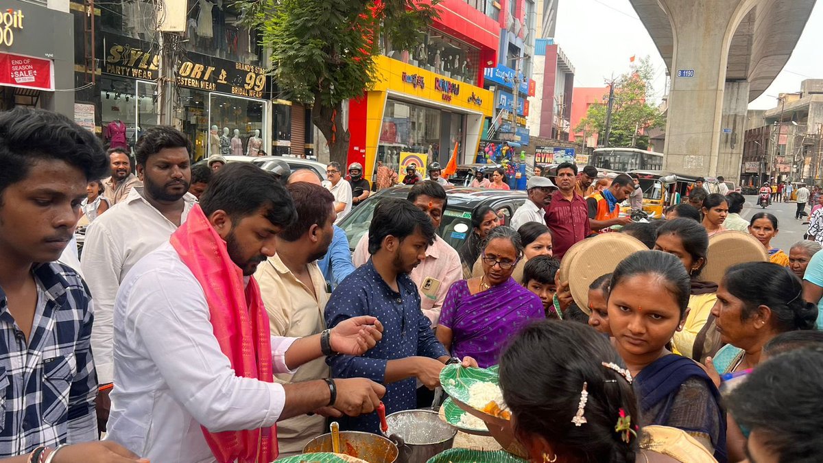 Today's Shri Ram Navami celebrations in Goshamahal Constituency were truly special. It was a sacred and righteous experience to participate in the #ShriRamaNavami procession. 
Following the event, I took part in the organized Annadaanam. 

#RamRajyam teaches us that serving the