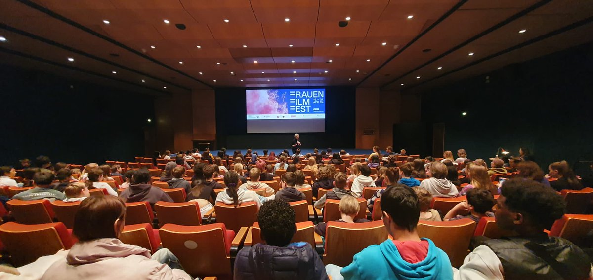 KickerinnenFilm's tweet photo. Toller Start des Internationalen @frauenfilmfest gestern in #Köln
Vorführung von KICKEN WIE EIN MÄDCHEN und Diskussion über #Frauenfußball und #Gleichberechtigung mit 180 Kindern und Jugendlichen, danach Pressekonferenz zum Thema #Geschlechtergerechtigeit im Film. https://t.co/lEr2mcC8D7