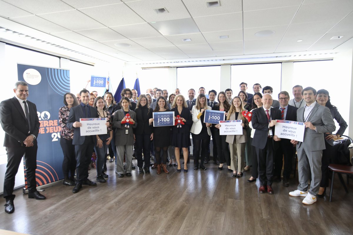 franceonu's tweet photo. J-1️⃣0️⃣0️⃣ avant les Jeux #Paris2024 !

L’#EquipedesFrançais est heureuse de vous accueillir en 🇫🇷

⏱️The Paris 2024 Olympic and Paralympic games are just around the corner. 🏅

#TeamFrance looks forward to welcoming you in France !

@francediplo https://t.co/zaDVz5PuA5