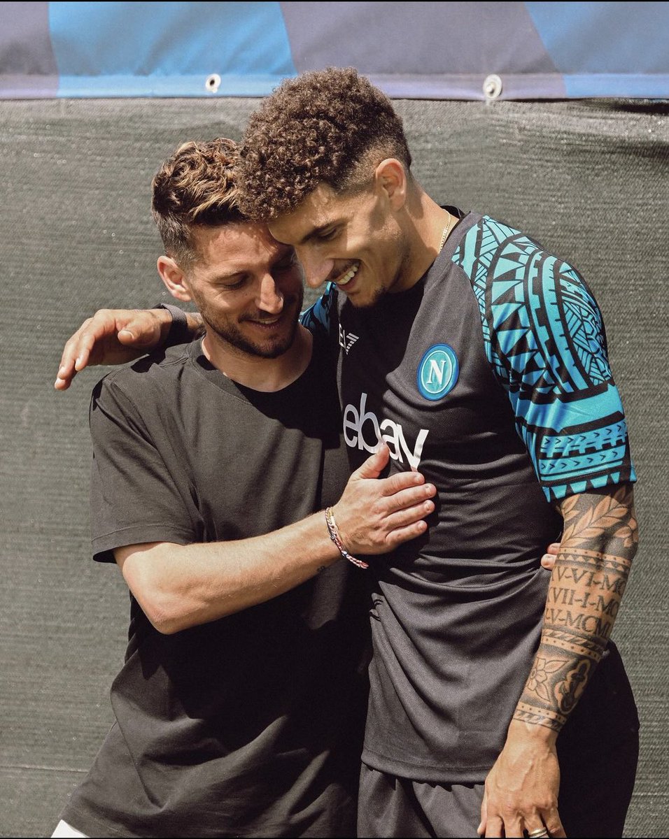 👑 Napoli tarihinin en golcü oyuncusu Dries Mertens her zaman olduğu gibi izin günlerini yine Napoli'de geçiriyor. #ForzaNapoliSempre 💙