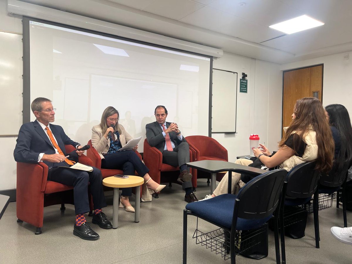 En la <a href="/UExternado/">U.Externado</a>, la Superintendente <a href="/cielo_rusinque/">Cielo Rusinque Urrego🇨🇴🇫🇷</a> participó en la jornada académica de análisis del impacto de la IA. Habló sobre los desafíos regulatorios para ajustarse a los cambios en materia de protección de la información y el derecho del consumidor. 🇨🇴