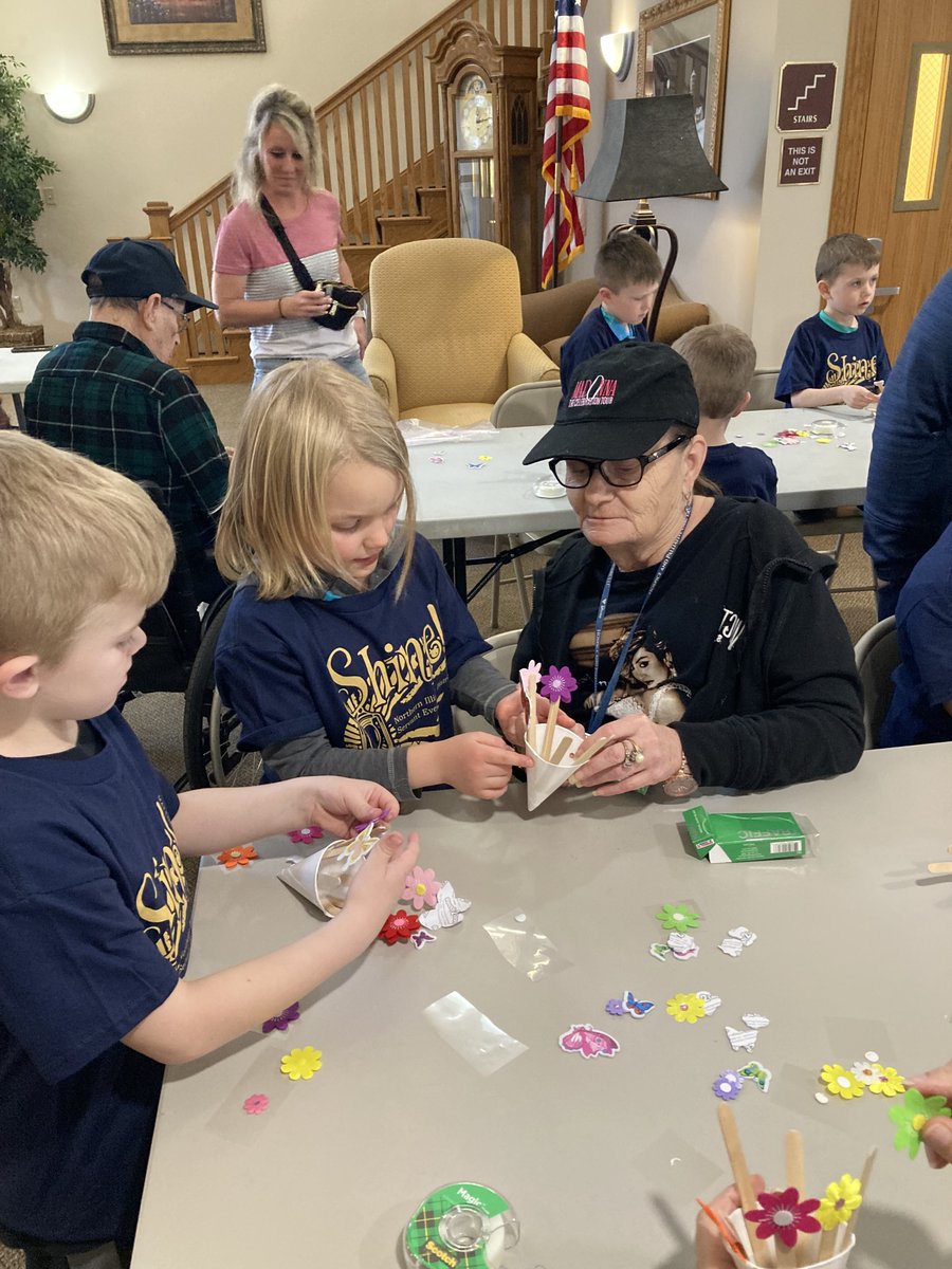 Our residents enjoyed getting crafty with the kindergarteners from Cross Lutheran! So much fun seeing their creativity shine through. Can't wait for our next session together!  #CraftTime #Creativity #KindergartenFun #HeritageWoodsofYorkville