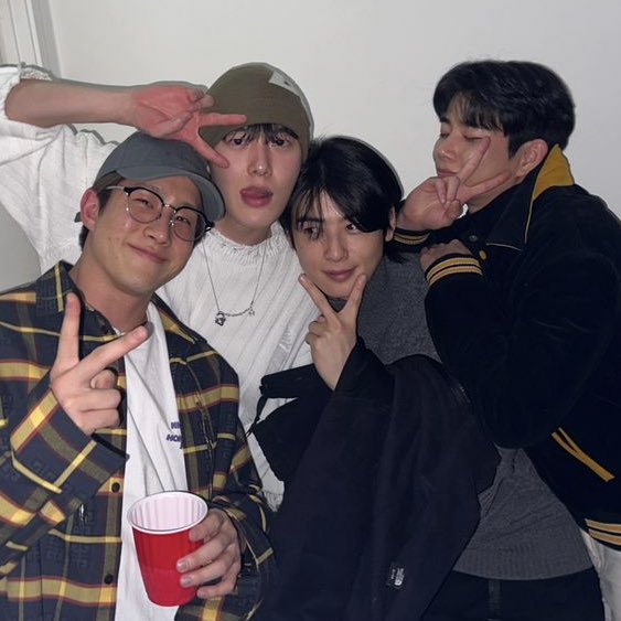 intokmj's tweet photo. sanha’s ig post with these captions. 😭🫶🏻

"love you brothers 💜"      "happiness"

#아스트로 #ASTRO https://t.co/qPVbTBNWfa